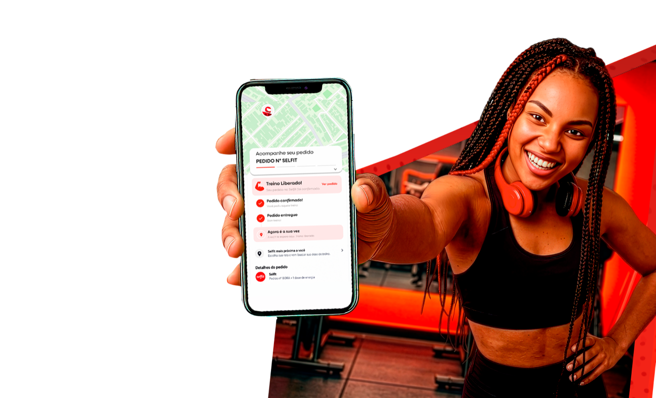 Cliente sorrindo mostrando no celular o acompanhamento do pedido Selfit no iFood