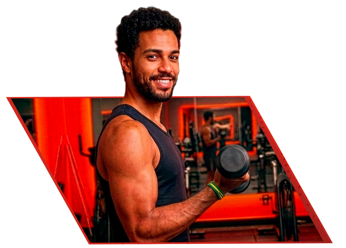 Aluno sorrindo enquanto treina com halteres em uma academia Selfit